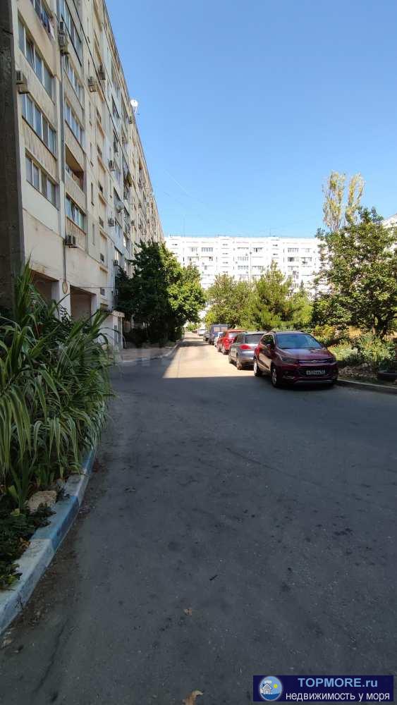 Предлагаем двухкомнатную квартиру с идеальной локацией!  Дом 1981 года постройки, чистый подъезд, современный лифт,... - 1