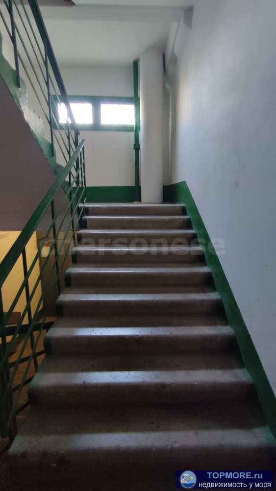 Предлагаем двухкомнатную квартиру с идеальной локацией!  Дом 1981 года постройки, чистый подъезд, современный лифт,... - 2