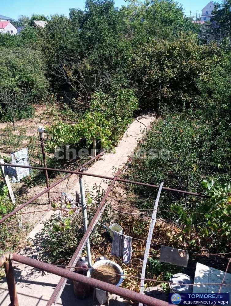 Продается земельный участок прямоугольной формы с дачным домом. Площадь 7.9 сотки  Подъезд по гравийной дороге....