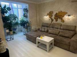 Просторная квартира сталинка с высокими потолками расположена на...