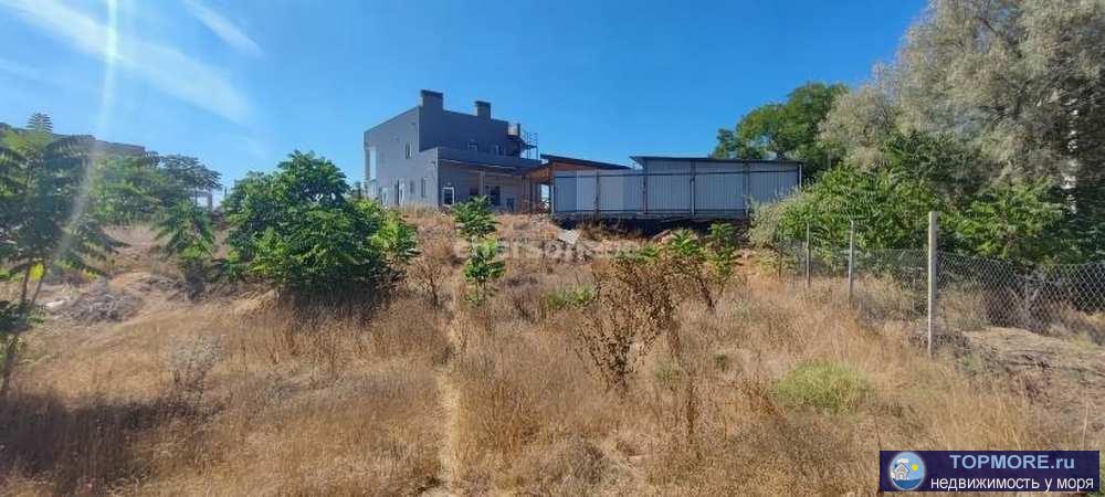 Ровный, правильной трапецевидной  формы.  Без уклона.  Шикарно делится на два участка.  Подъезд отличный.  Оплачены...