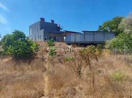 Ровный, правильной трапецевидной  формы.

Без уклона.

Шикарно...