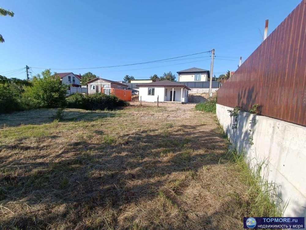 Предлагаем ровный хороший участок, с трех сторон огорожен забором, сейчас делают четвертую. Свет подключен, на данный...