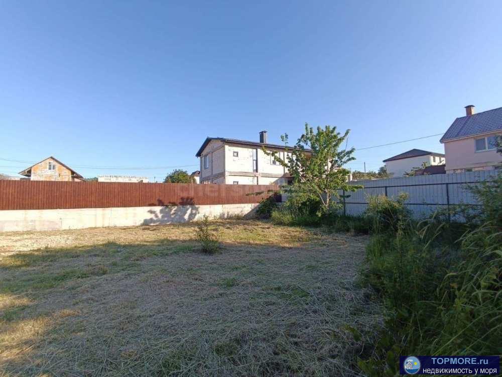 Предлагаем ровный хороший участок, с трех сторон огорожен забором, сейчас делают четвертую. Свет подключен, на данный... - 1