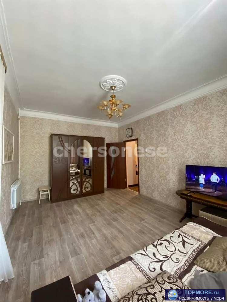 Продажа двухкомнатной квартиры.  Дом стaлинской пострoйки c шиpoкими cтенами и высокими потолками.Очень теплая и... - 1