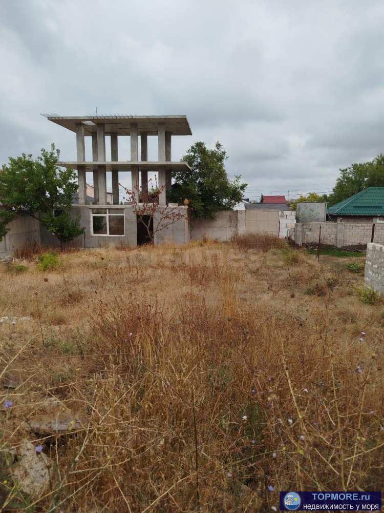 Продается ровный огороженный участок с недостроем в три этажа(два из них введены в эксплуатацию). Свет 15 квт, вода...