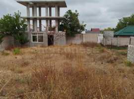 Продается ровный огороженный участок с недостроем в три этажа(два...