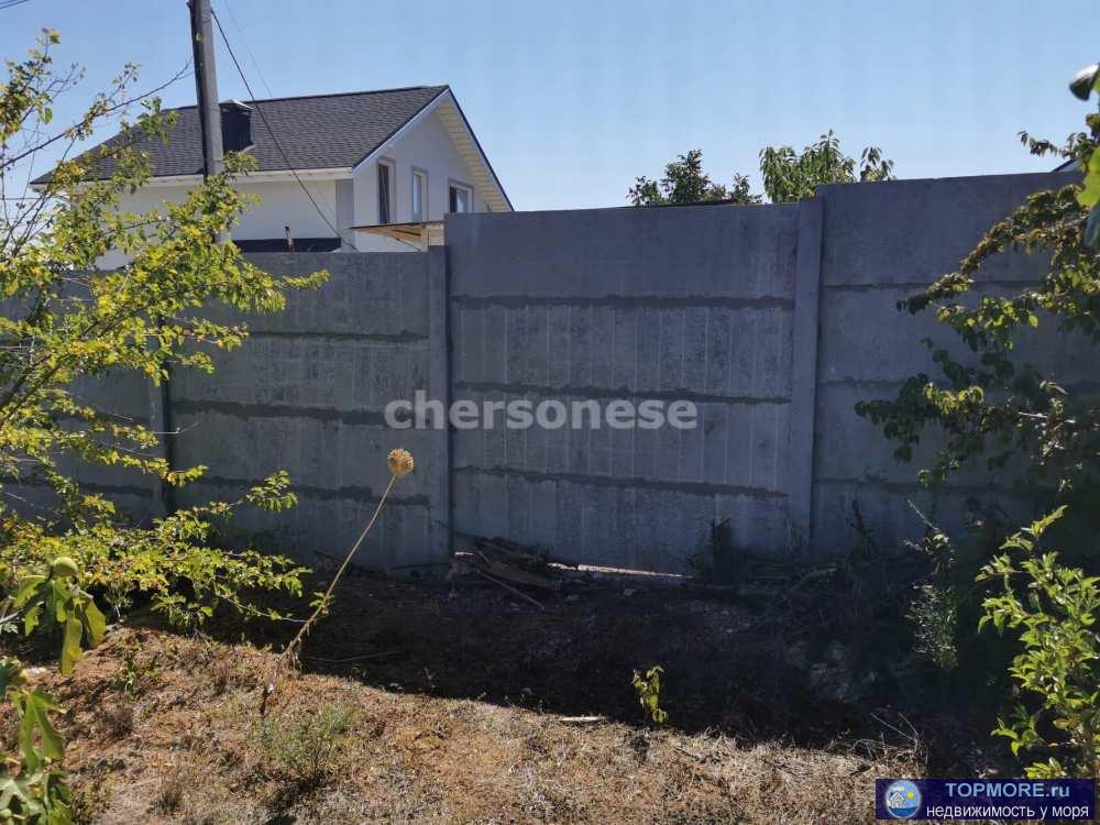 Продажа земельного участка.  Участок правильной формы.  Фасад 19 метров, длина 28 метров.  Вода по границе.  Свет...