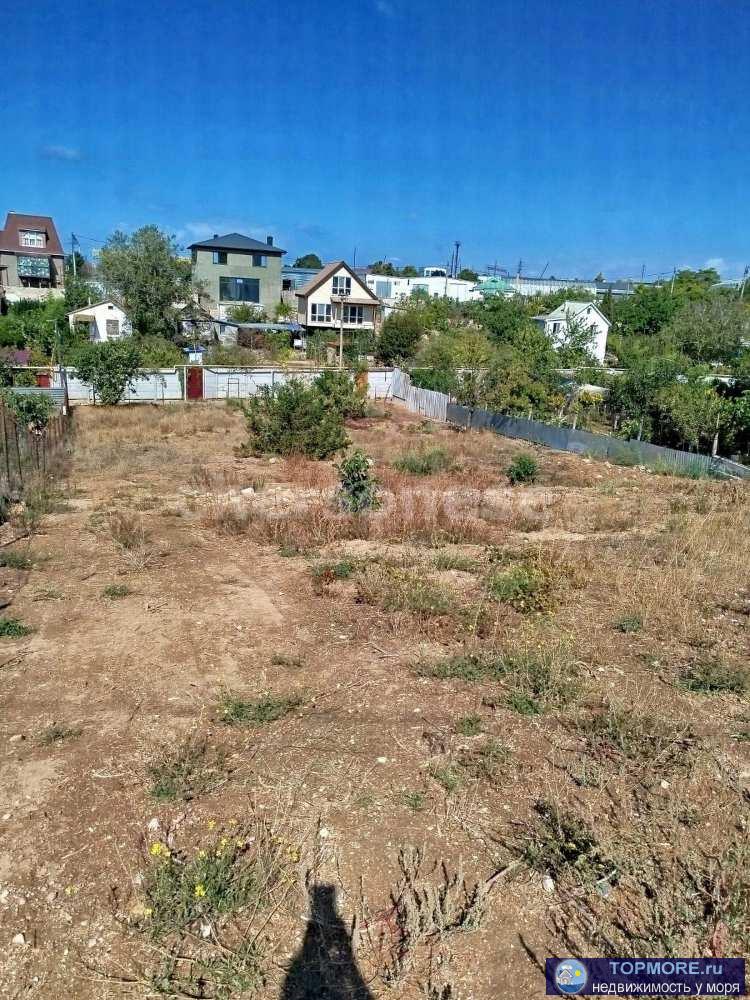 Продается участок 11 сот, есть уклон,но не на весь участок. Расчищен , с трех сторон огорожен забором, газ по границе...