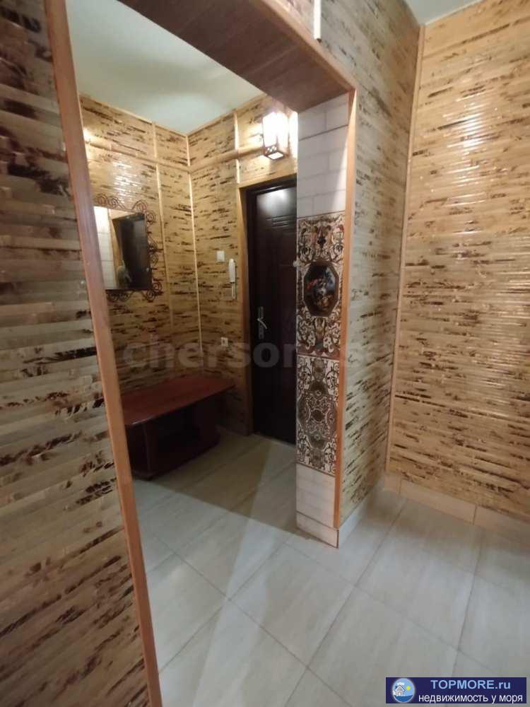 Продаётся просторная 4-комнатная квартира на первом этаже с двумя большими балконами, один из которых оборудован... - 2