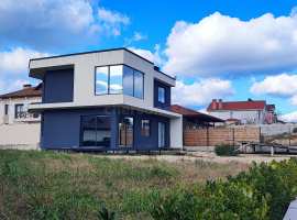 Новый  двухэтажный, монолитный дом в архитектурном исполнении...