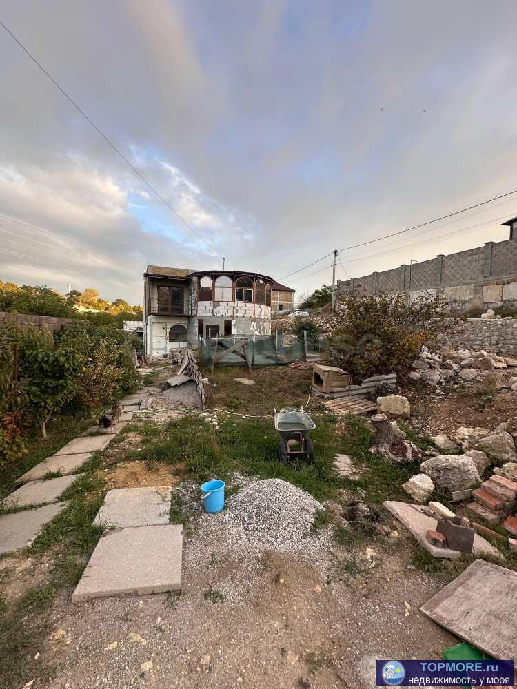 Предлагается к продаже двухэтажный дом площадью 188,4 кв. м.. В доме 5 изолированных комнат и кухня-столовая 30,1 кв....