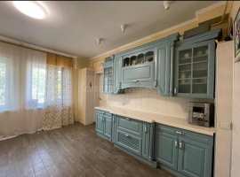 
  Общая площадь 250 м². Дом три этажа, 8 помещений, практичная...