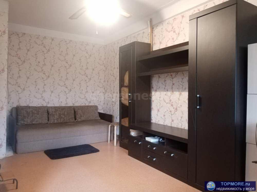 Описание   Уютная 1‑комнатная квартира в блочном доме «брежневской» серии на 2/5 этаже. Тихий зелёный двор, открытая... - 2