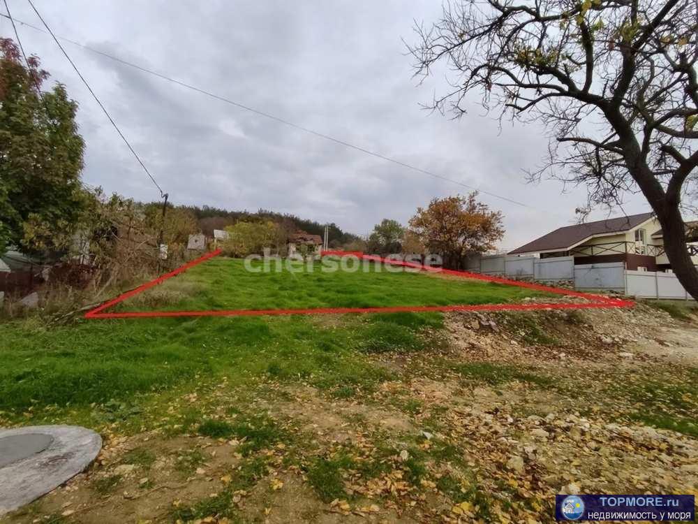 Описание участка: Земельный участок для ИЖС площадью 9 соток — место для строительства дома.  Склонный рельеф...