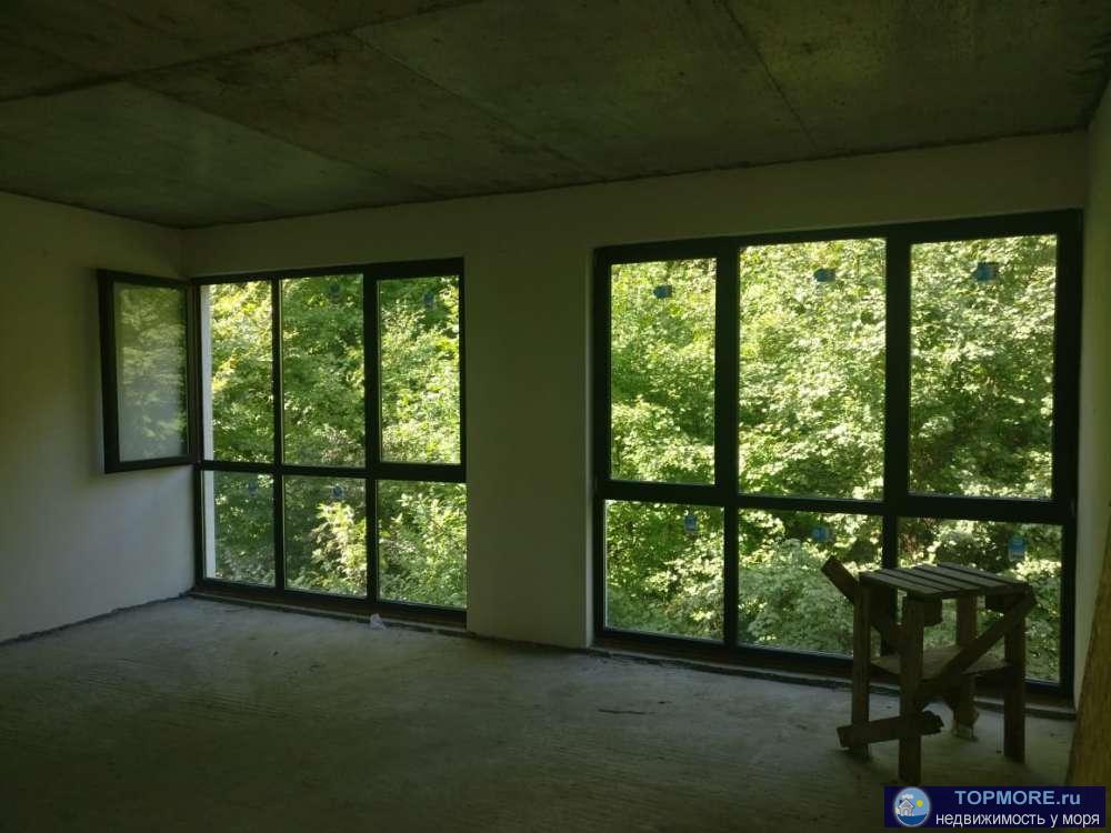 Предлагаю на продажу угловую светлую квартиру с тремя  панорамными окнами и балконом! Прекрасно планируется в...