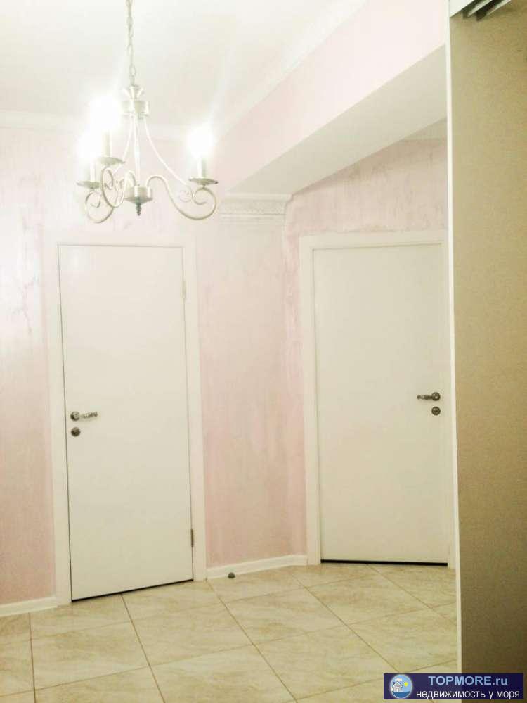 Продаётся трёхкомнатная квартира с двумя спальнями площадью 85 кв.м. на восьмом этаже на улице Куйбышва в Адлере, с...