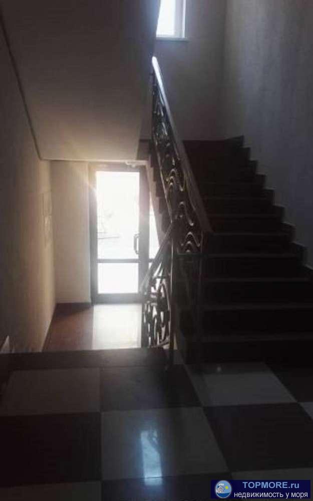   Продам светлую квартиру с хорошим ремонтом. газовая плита, духовой шкаф, кондиционер, холодильник, стир. машина,...