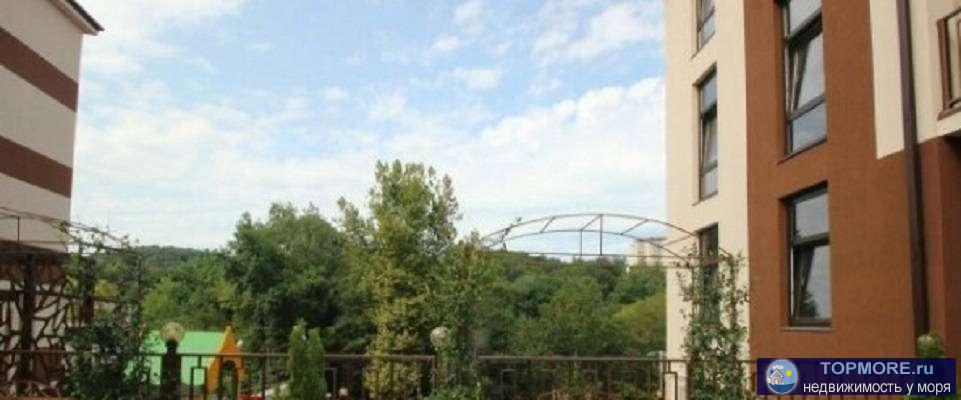 Квартира в тихом зазелененом месте с развитой инфоструктурой, с собственной детской площадкой и паркингом. 