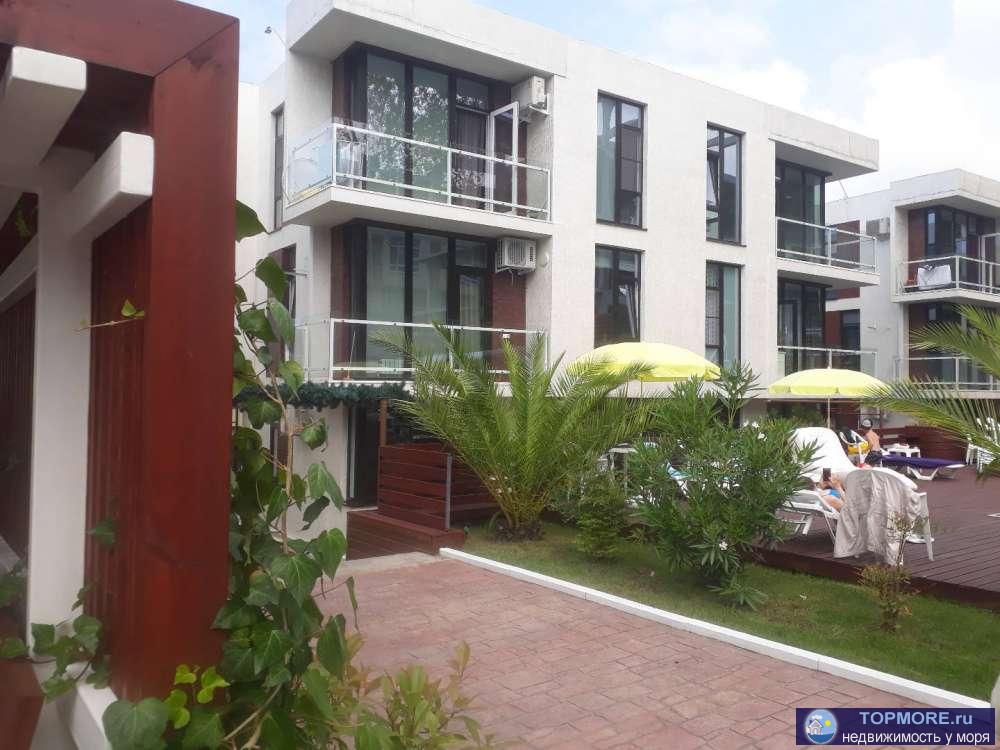 Комплекс состоит из серии домов, выполненных в едином архитектурном стиле хай-тек и эко-стиля. Панорамное остекление... - 1