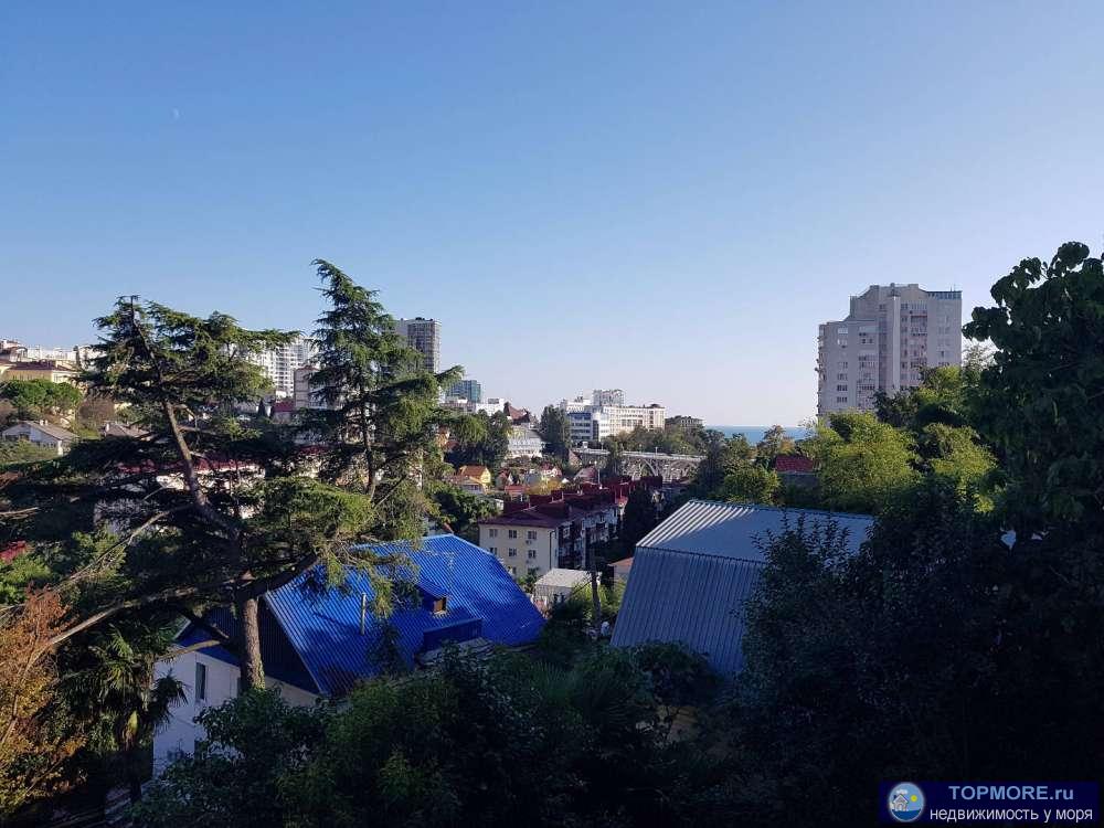 Продается квартира рядом с морем. В шаговой доступности Зимний театр, парки, музеи. Вид на гостиницу Жемчужину.  - 1