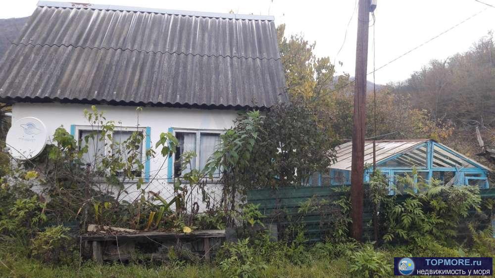 Продается дом с участком 3 сотки в Лазаревском районе. Дом расположен в живописном месте, в нем можно жить. Свет вода...