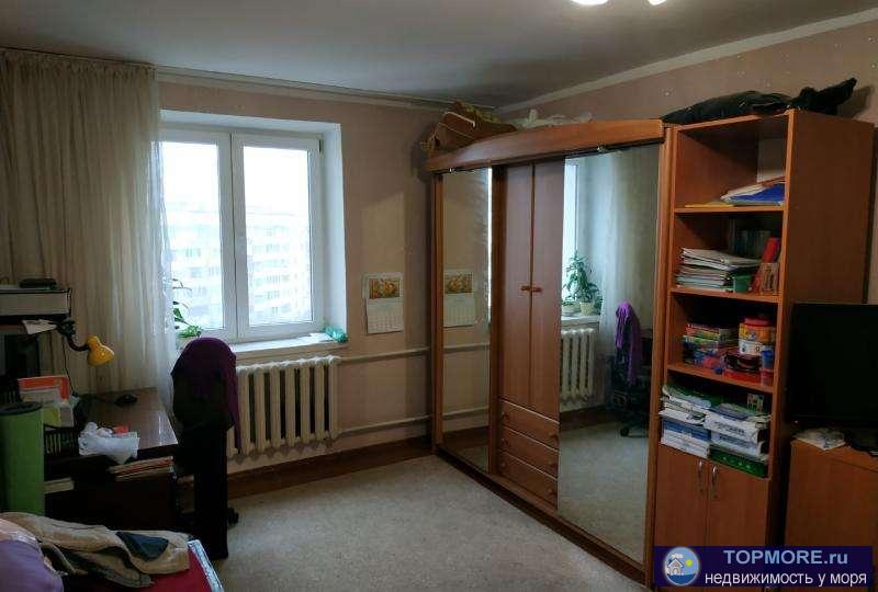 Продается квартира с районе с хорошей транспортной развязкой. Комната 16.6 кв.м. , кухня переделана в спальню (7.4...