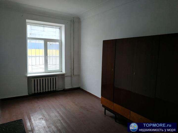 Продается  просторная  62 кв. м.,  2 х комнатная теплая квартира ! Требует косметического ремонта. Возможно...