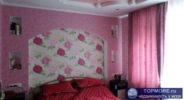 Продам квартиру на земле 167 кв. м , три этажа, гараж, небольшой участок перед домом. Первый этаж кухня- столовая,...