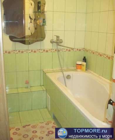 Продается 1 комнатная квартира.  Длинная лоджия, колонка, домофон, евро окна, ремонт, утеплена. Центральное... - 2