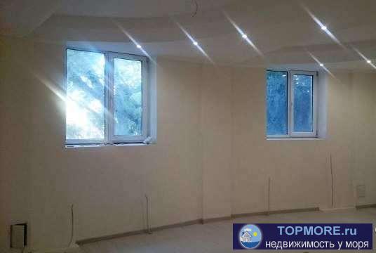 Продается 2 ком квартира 83 м на 1 этаже 5-этажного панельного дома. Просторная прихожая, кухня 9 кв.м., потолки 3,60...