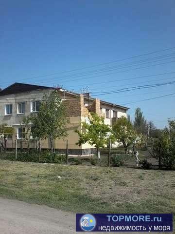 Продается 3 х комн. квартира в пгт Кировское, общая площадь 52 кв. м. выгнаны стены под пристройку 18 кв. м. на 4 ую...