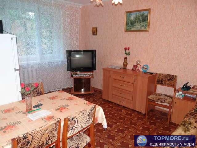 Продается 2 комнатная квартира на высоком 1 этаже. Под квартирой есть еще этаж. Комнаты раздельные, с/у совмещенный.