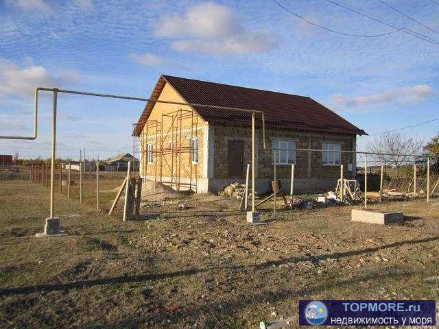 пгт Кировское, ул Сахарова, дом 125, участок 9 соток Продам недостроеный дом, 4 комнаты, кухня, санузел, прихожая.