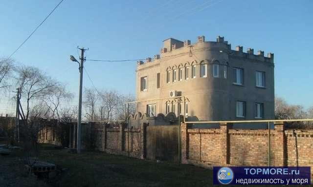 Продаётся 3-х этажный жилой дом в Феодосии - в Ближнем Боевом, со всеми коммуникациями, гараж, котельная, строения...