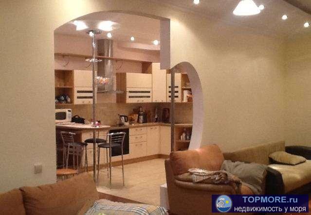 Просторная квартира в элитном доме, с ремонтом и встроенной мебелью и приятным видом. Большие комнаты: 36, 24, 18...