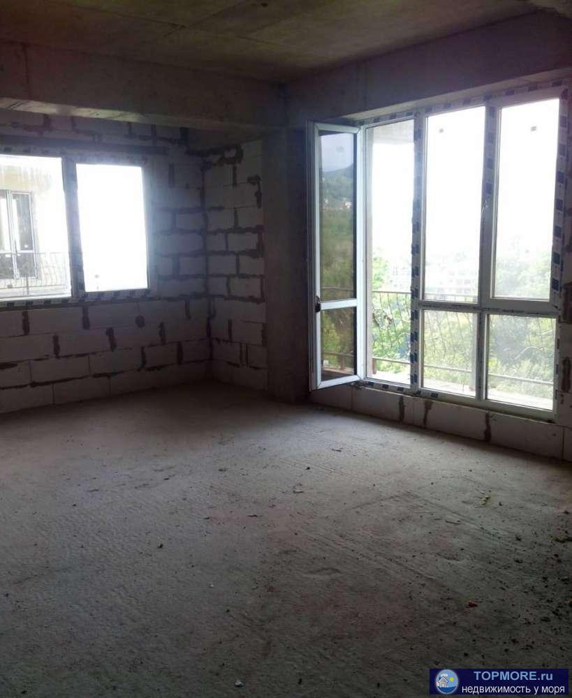 Светлая угловая квартира с панорамными окнами и видом на море. Балкон. Газ проплачен. Дом бизнес-класса с огороженной...