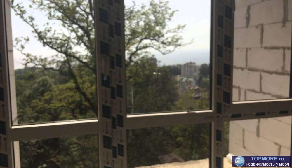 Светлая угловая квартира с панорамными окнами и видом на море. Балкон. Газ проплачен. Дом бизнес-класса с огороженной... - 1