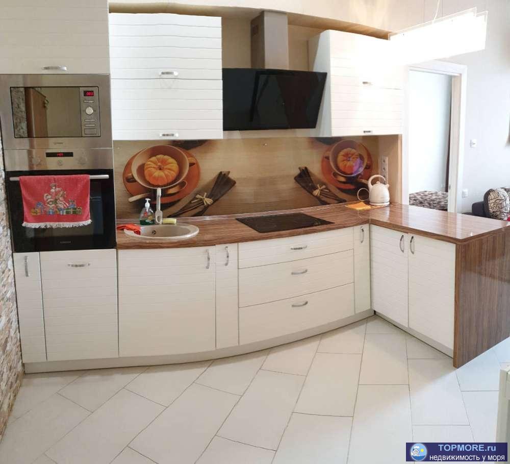 В продаже отличная новая светлая 2-комн квартира в центре Сочи с витражным живописным видом, вблизи моря.  ЖК Остров... - 1