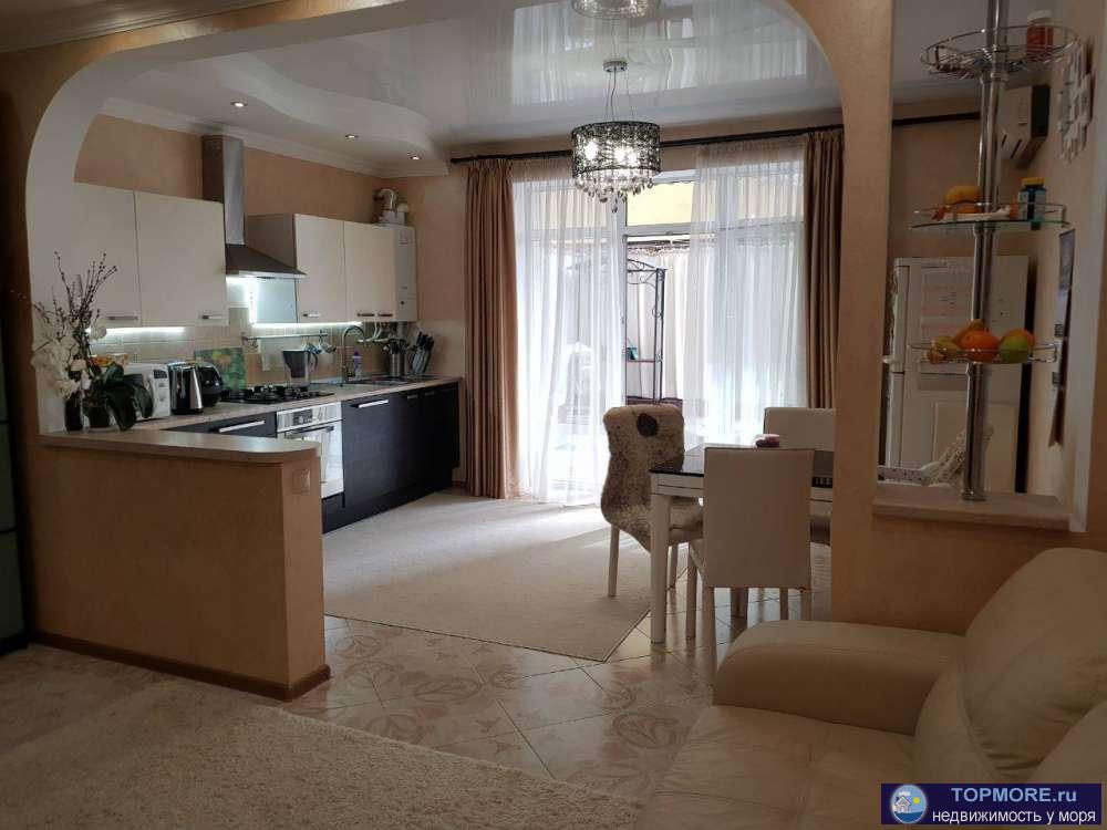 Очень уютная квартира со своей благоустроенной террасой. Квартира распланирована в кухню-гостиную, взрослую спальню,...