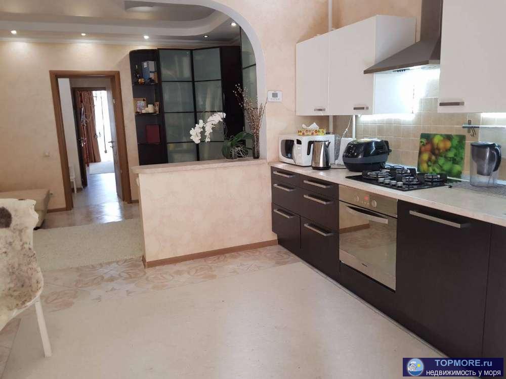 Очень уютная квартира со своей благоустроенной террасой. Квартира распланирована в кухню-гостиную, взрослую спальню,... - 2