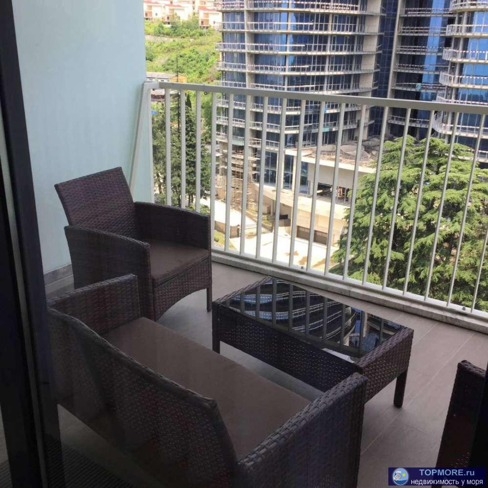     Дизайнерская квартира в элитном комплексе города - курорта.   В квартире 2 спальни и кухня-гостиная.   В квартире...