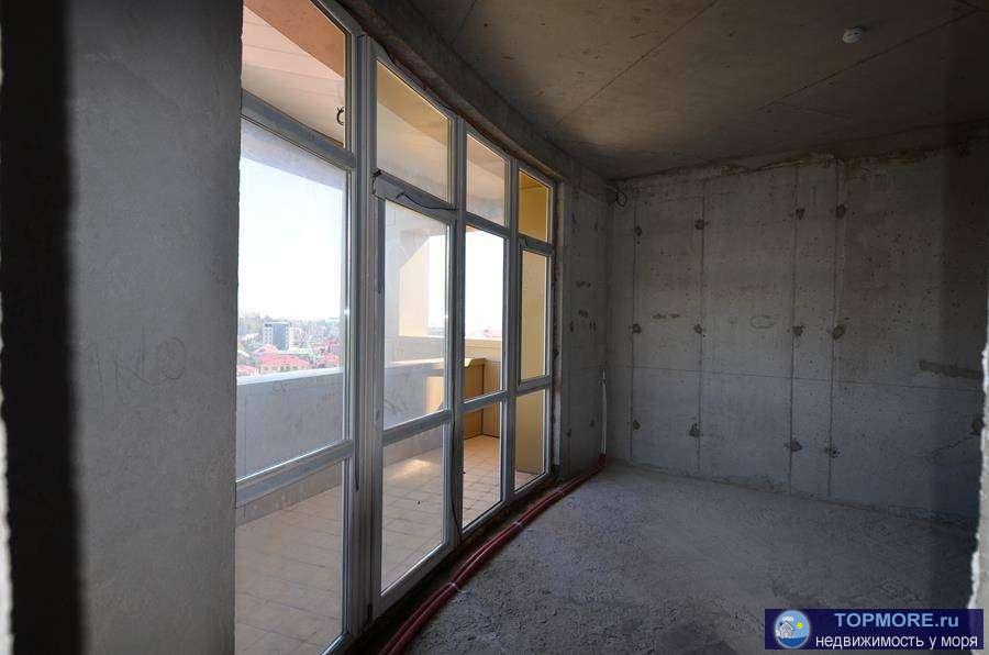 Большая квартира с видом на море в курортном городке.