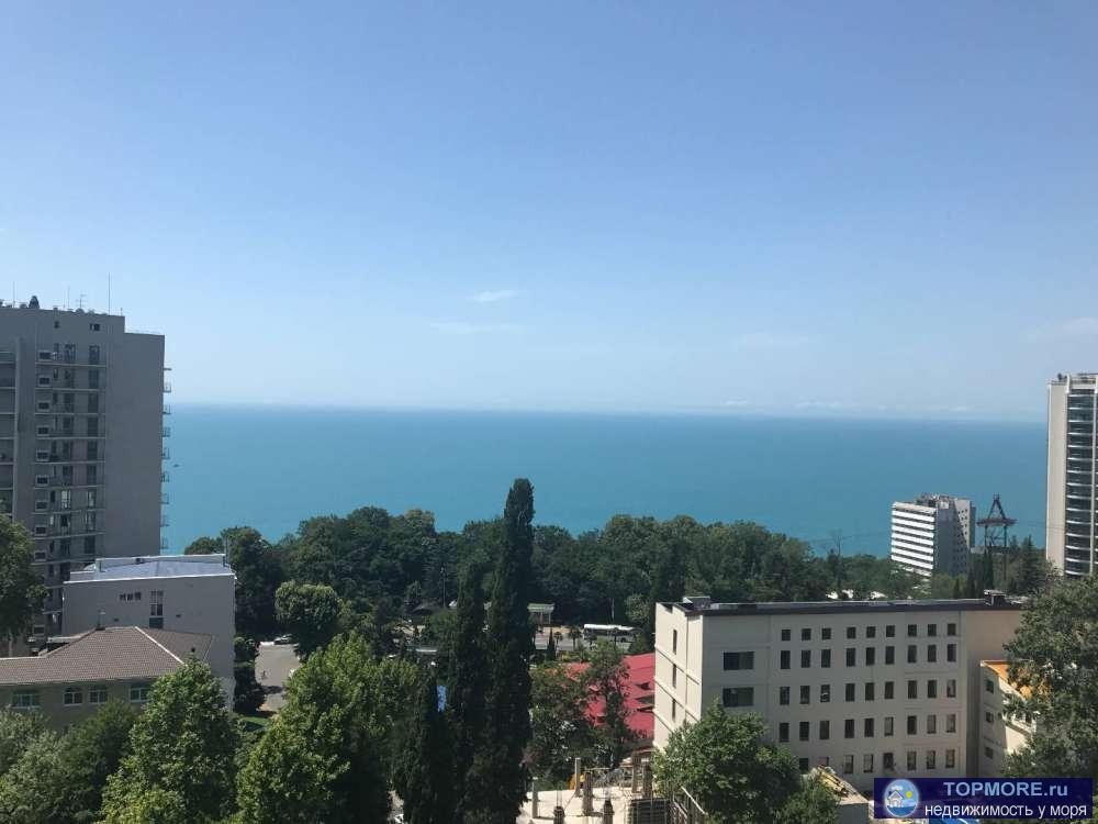 Квартира с видом на море. Витражное остекления. Закрытая, охраняемая придомовая тер-рия, парковка, зона отдыха.  - 1