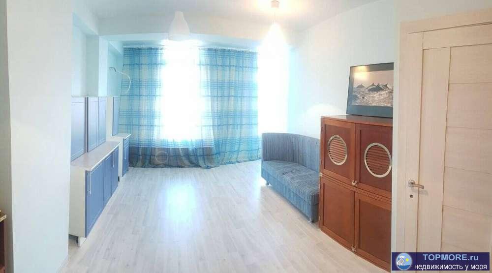 Крупногабаритная однокомнатная квартира в развитом районе города в современно новом доме Дуэт. Квартира продается со...