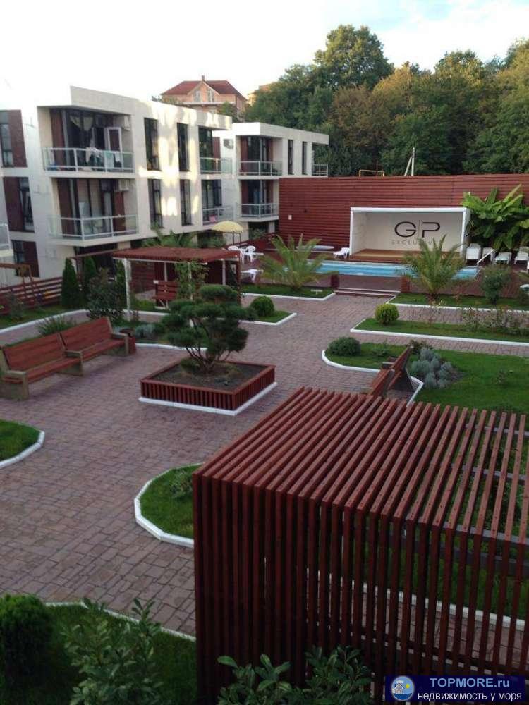 Срочно продается угловая квартира с балконом.прекрасно планируется в двухкомнатную .Отличный вид на бассейн.Закрытая...