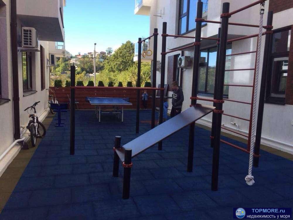 Срочно продается угловая квартира с балконом.прекрасно планируется в двухкомнатную .Отличный вид на бассейн.Закрытая... - 1