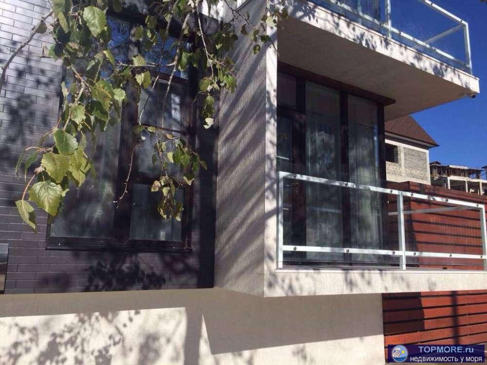 Срочно продается угловая квартира с балконом.прекрасно планируется в двухкомнатную .Отличный вид на бассейн.Закрытая... - 2