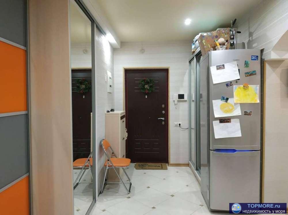 Продаётся светлая, просторная 2 комнатная квартира с прекрасным видом на море и горы. Дом расположен в центре Сочи в...