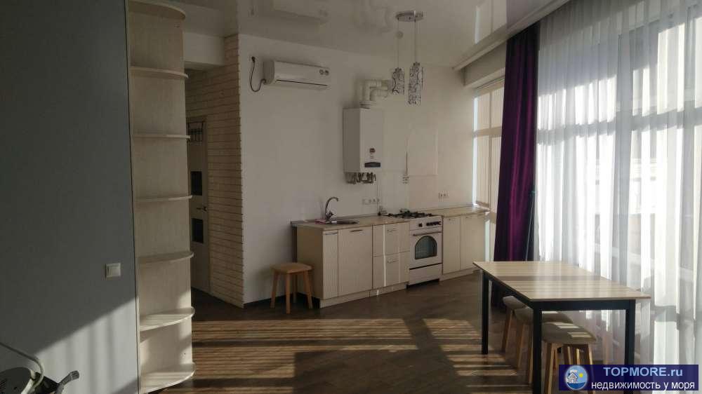 Квартира-студия с хорошим ремонтом в современном доме. Газ, индивидуальное отопление, тёплые полы. Балкон, панорманые... - 2